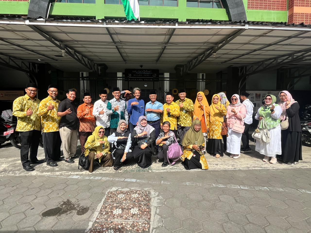 Kasubag TU Pimpin Rombongan Kankemenag Kota Yogyakarta Ziarah Ke Makam Mantan Menteri Menag ke-2