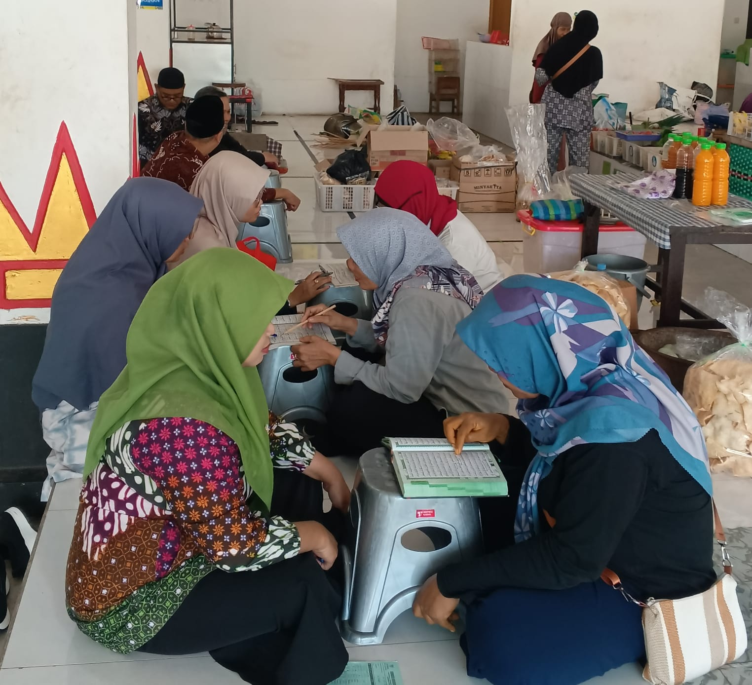 Sentuhan Religi di Tengah Pasar: Penyuluh Agama Kraton Konsisten Bimbing Pedagang Pasar Kluwih Belajar Al-Qur’an