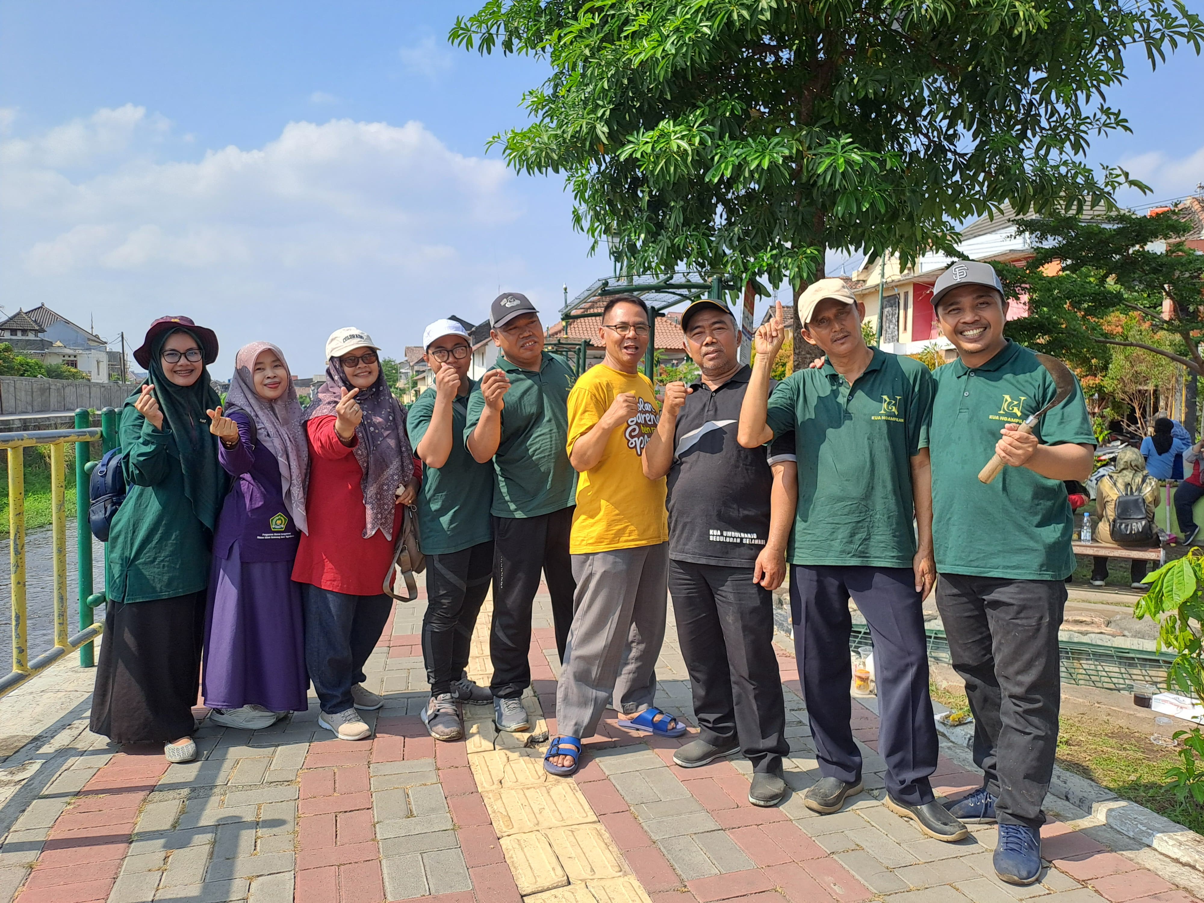 KUA Ngampilan Turut Semarakkan Hari Santri dengan Aksi Resik-Resik Kali Code Taman Perwira Prawirodirjan